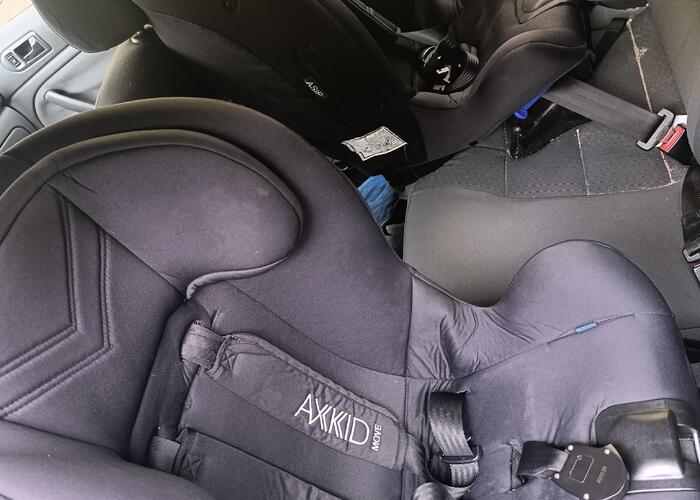 Grajewo ogłoszenia: Mam na sprzedaż dwa foteliki  axkid move do jazdy tyłem, 9-25 kg....
